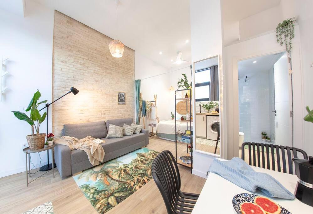 Al5 Seaside Bliss-Stylish Loft Steps From Malvarrosa บาเลนเซีย ภายนอก รูปภาพ