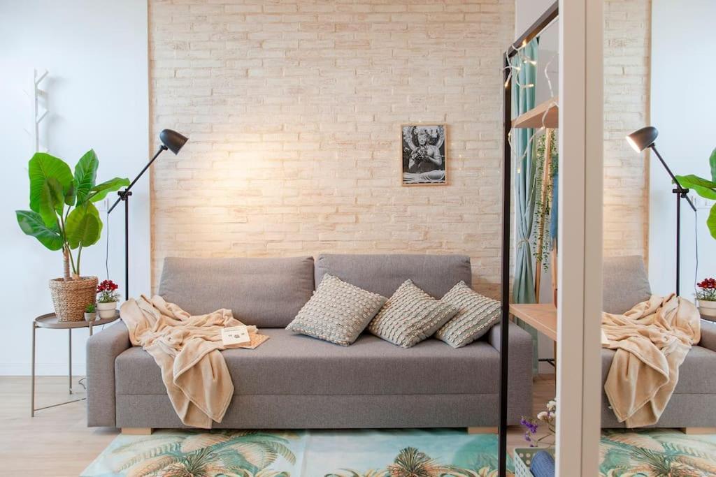 Al5 Seaside Bliss-Stylish Loft Steps From Malvarrosa บาเลนเซีย ภายนอก รูปภาพ
